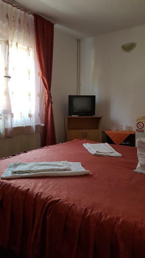 Bed and Breakfast Riviera Valceana Râmnicu Vâlcea Esterno foto